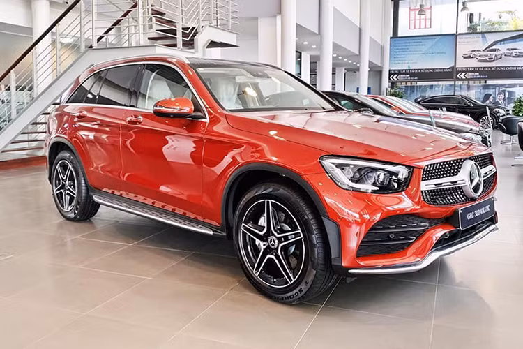 Đối với showbiz Việt, Mercedes-Benz GLC là sự lựa chọn được nhiều người nổi tiếng hướng tới. Trước diễn viên Bảo Thanh gần đây nhất có cầu thủ bóng đá Quang Hải cũng chọn mua Mercedes-Benz GLC 300 4Matic 2020 và trước đó là một loạt cái tên như cầu thủ Duy Mạnh, cầu thủ Bùi Tiến Dũng, Thủy Top, Hoàng Yến Chibi,…