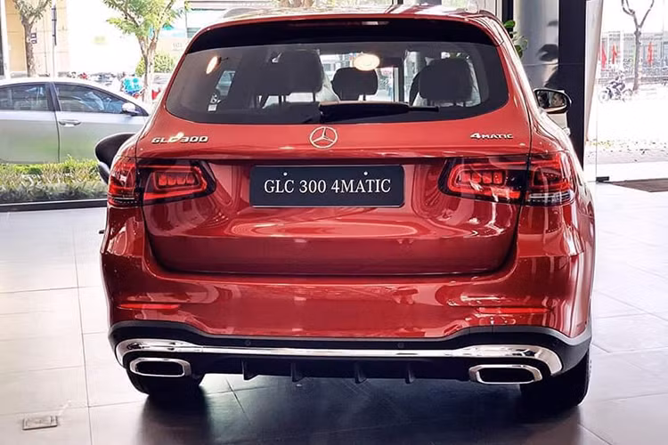 Về khả năng vận hành, Mercedes-Benz GLC 300 4Matic 2020 được trang bị động cơ I4, dung tích 2.0L cho công suất tối đa là 258 mã lực và mô-men xoắn cực đại đạt 370 Nm. Trang bị hộp số vẫn là loại tự động 9 cấp 9G-TRONIC quen thuộc, đi kèm với hệ dẫn động 4 bánh 4Matic. Theo thông số của nhà sản xuất, xe có khả năng tăng tốc từ 0 – 100 km/h chỉ trong vòng 6,2 giây.