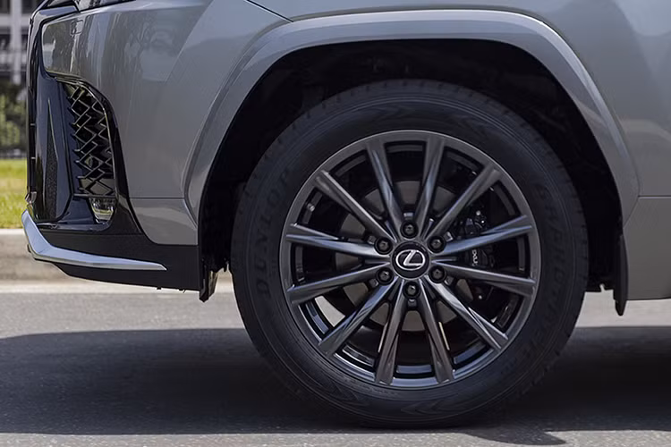 Tiếp đến là bộ mâm hợp kim có đường kính lên đến 22 inch, với thiết kế đa chấu và được sơn màu đen để đem đến cái nhìn mạnh mẽ hơn. Ở thế hệ mới, F Sport cũng là phiên bản duy nhất có sẵn với tùy chọn màu sơn Ultra White. 