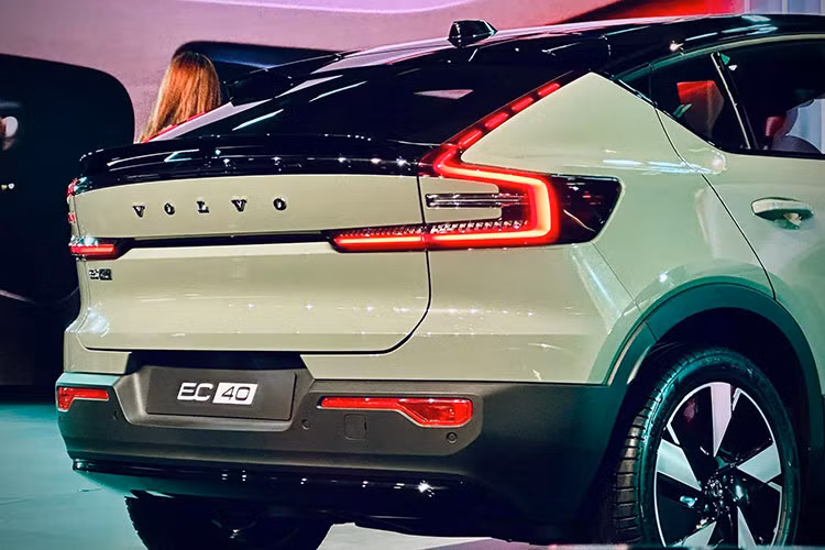 Đáng chú ý, dù mang tên EC40, song mẫu xe gầm cao thuần điện lại có kích thước lớn hơn hẳn XC40, tương đương những cái tên trong phân khúc crossover hạng C, hứa hẹn không gian nội thất rộng rãi hơn. Khoang cốp tạm đủ dùng xét trong phạm vi một mẫu xe dành cho các gia đình trẻ, điểm cộng là xe có thêm cốp phụ phía trước, bên dưới nắp ca-pô.