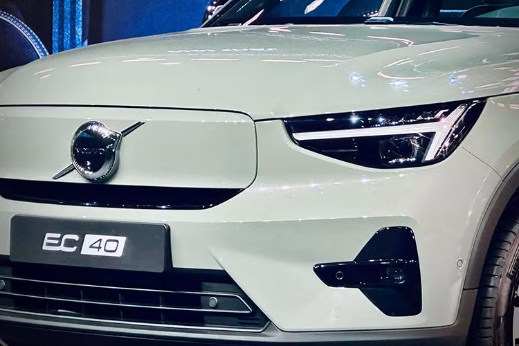 Thân xe thể thao, với dàn chân lên tới 19 inch bọc trong bộ lốp Pirelli. Nóc xe tạo điểm nhấn rõ nét, với đường vuốt mạnh mẽ từ nóc xuống cốp theo phong cách fastback thể thao. Hai hốc khí động học nhỏ trên mui và nắp cốp sau tích hợp cánh gió càng làm tăng thêm tính thẩm mỹ cho xe.