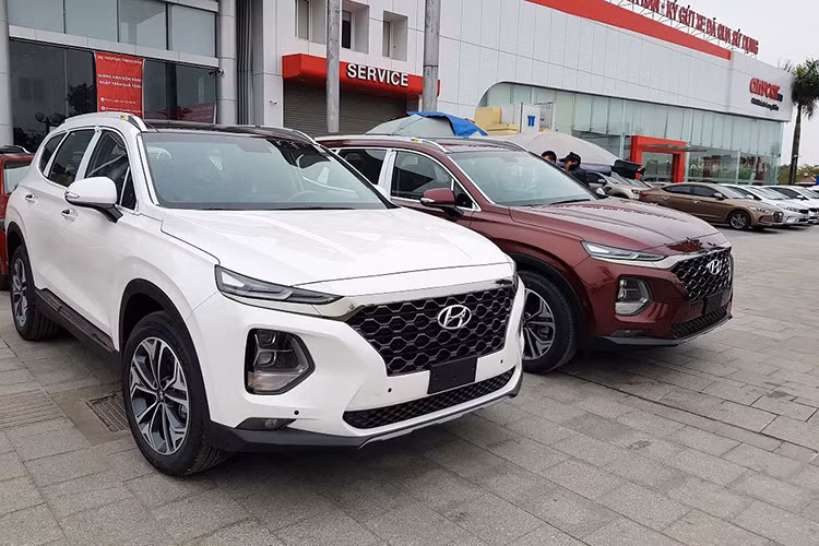 Trong tháng 7/2019, top 10 xe bán chạy nhất Việt Nam gây chú ý bởi hàng loạt mẫu xe biến mất trong bảng xếp hạng - đặc biệt là sự thống trị của hai thương hiệu ôtô là Toyota và Hyundai khi có đóng góp tới 6/10 mẫu xe trong top bán chạy nhất. Đáng chú ý, Hyundai SantaFe đã vượt mặt Honda CR-V vốn luôn có doanh số cao trong nhiều tháng trước.