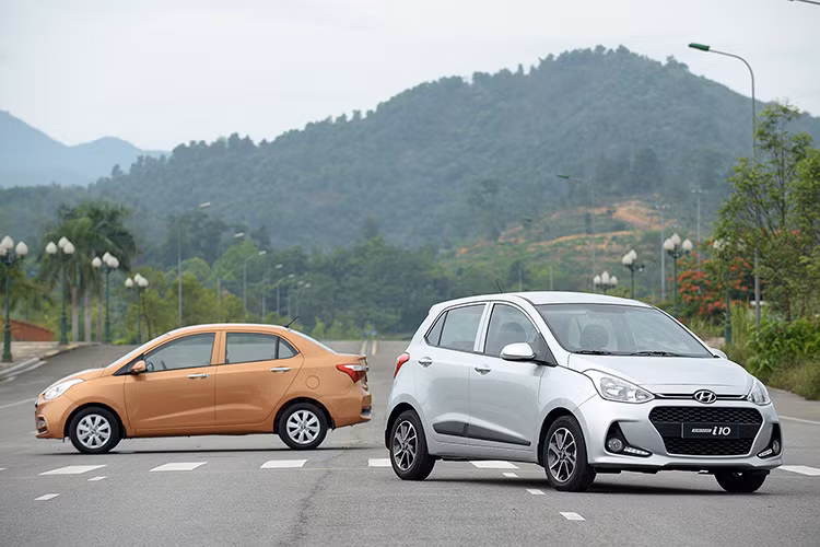 "Ông vua xe cỡ nhỏ" vẫn gọi tên Hyundai Grand i10 với 1.599 xe đến tay khách hàng. Cộng dồn doanh số hết 7 tháng đầu năm nay, mẫu xe hạng A này bán được 10.430 xe. Khách hàng mua xe Hyundai Grand i10 có mức giá dao động từ 315 đến 415 triệu đồng cùng 9 lựa chọn phiên bản khác nhau và đang phải cạnh tranh khốc liệt với nhiều đối thủ mới như VinFast Fadil, Honda Brio và Kia Morning...