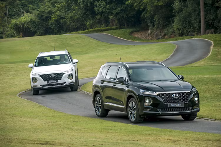 Hyundai SantaFe lần đầu tiên lọt Top 10 xe bán chạy nhất tại thị trường Việt Nam với doanh số 869 chiếc, tính chung từ đầu năm 2019 có 5.253 xe đến tay khách hàng. Hyundai Santa Fe hiện đang ở thế hệ mới vừa ra mắt khách hàng trong nước tháng 1/2019 với mức giá từ 995 đến 1.245 triệu đồng cạnh tranh trong phân khúc SUV 7 chỗ.