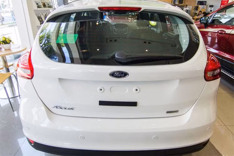 Ngoài hai mẫu xe của Thaco là Mazda3 và Kia Cerato, các khách hàng Việt muốn mua xe cũng có những lựa chọn khác là Chevrolet Cruze ở tầm giá bình dân hơn, Toyota Altis có nhiều cấu hình từ thấp đến cao phong phú, hoặc Honda Civic ở ngưỡng cao cấp nhất phân khúc… nên Focus ít khi được nhắc đến trên bản đồ của VAMA thời gian qua.