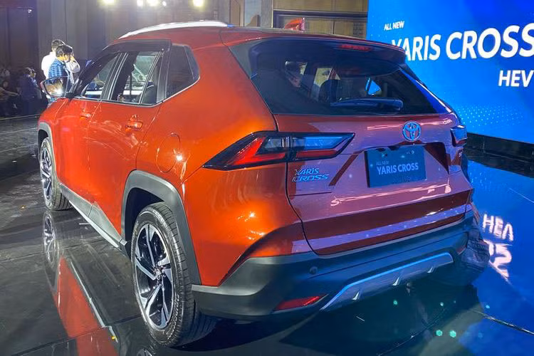 Trong khi đó Yaris Cross bản hybrid dùng động cơ xăng 89 mã lực và mô-men xoắn cực đại 121 Nm, kết hợp với mô-tơ điện công suất 79 mã lực và 141 Nm. Phiên bản này sử dụng hộp số e-CVT.