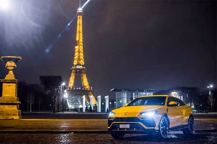Siêu SUV Lamborghini Urus đã chính thức lăn bánh trên đường phố Paris, “đóng khung” với hình ảnh tháp Eiffel nguy nga tráng lệ trong công viên Champ-de-Mars bên bờ sông Sense, hay những công trình kiến trúc cổ điển và thậm chí trong tiết trời mưa bay lất phất, càng làm cho chiếc Urus thêm phần lãng mạn hơn khi hiện diện nơi đây.