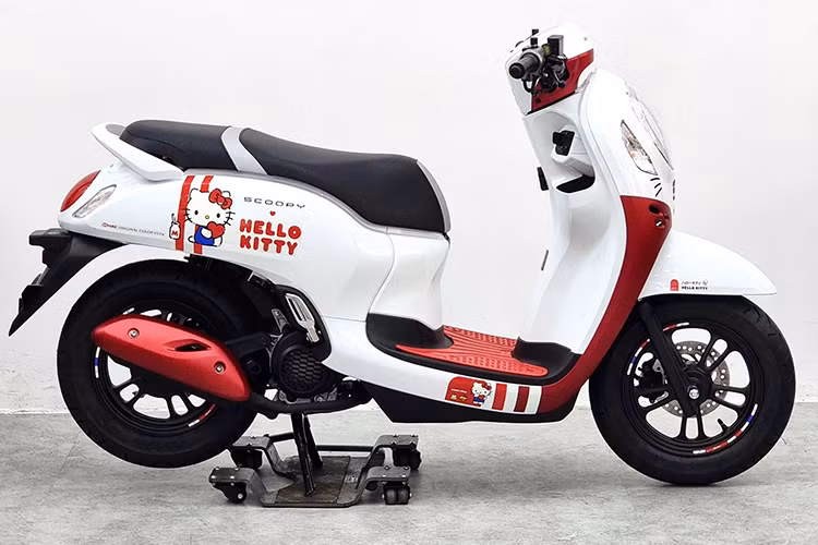 Tuy nhiên, không phải do Honda Việt Nam (HVN) phân phối chính hãng, mẫu xe này được đưa về thông qua một số cửa hàng kinh doanh xe máy nhập khẩu không chính hãng. Mức giá xe Honda Scoopy Hello Kitty 2025 lên đến 89 triệu đồng - cao gần gấp đôi so với giá bán tại Thái Lan.