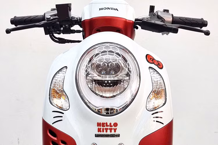 Honda Scoopy Hello Kitty Limited Edition được Honda Thái Lan trình làng vào tháng 7/2023, nhằm kỷ niệm sinh nhật lần thứ 50 của nhân vật hoạt hình Hello Kitty. Đây là một trong những mẫu xe mang tính sưu tầm, thuộc nhóm phiên bản giới hạn tương tự Honda Super Cub C125 Disney Limited Edition.