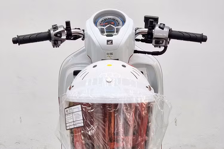 Theo công bố của Honda, chỉ có 2.000 chiếc Scoopy Hello Kitty được sản xuất. Tại Thái Lan, mẫu xe này được bán với giá 57.900 baht (khoảng 44 triệu đồng). Khi về Việt Nam, sau khi cộng các chi phí thuế nhập khẩu, thuế giá trị gia tăng (VAT) và các khoản phí khác, giá xe đã đội lên tới 89 triệu đồng.