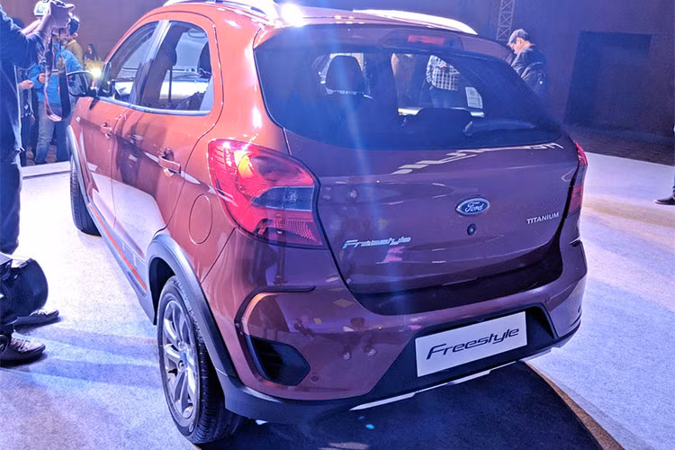 Về trang bị, bản tiêu chuẩn Ambiente của Ford Freestyle 2018 chỉ đi kèm cửa sổ trước chỉnh điện. Trong khi đó, bản Trend có thêm cột B và C màu đen, gương chiếu hậu tích hợp đèn báo rẽ, đèn sương mù trước, đèn cốp, camera lùi, 4 cửa sổ chỉnh điện, hệ thống thông tin giải trí với màn hình cảm ứng, kết nối Bluetooth, cổng USB, hệ thống âm thanh 4 loa,...