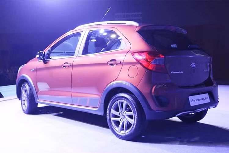 Lượng nhiên liệu tiêu thụ trung bình của máy xăng trên Ford Freestyle 2018 là 19 km/lít, tương đương 5,26 lít/100 km. Con số tương ứng của máy dầu là 4,1 lít/100 km. Ngoài Ấn Độ, xe còn được bày bán ở một số thị trường khác như Nam Mỹ. Tại thị trường châu Âu, xe cũng được phân phối nhưng dưới cái tên khác là Ka+ Active.