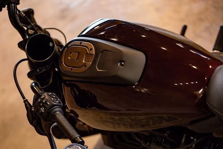 Về trang bị, Harley-Davidson đã đưa lên Sportster S 2021 những gì hợp lý và hợp giá nhất như dàn phuộc Showa kích thước lớn và có khả năng tăng chỉnh, dàn đèn full LED có thiết kế hợp dáng và cho khả năng chiếu sáng rất tốt, cặp mâm vành đúc dày dặn có thiết kế đẹp mắt cùng lốp lớn kích thước lần lượt ở trước và sau là 160/70-17 và 180/70-16.