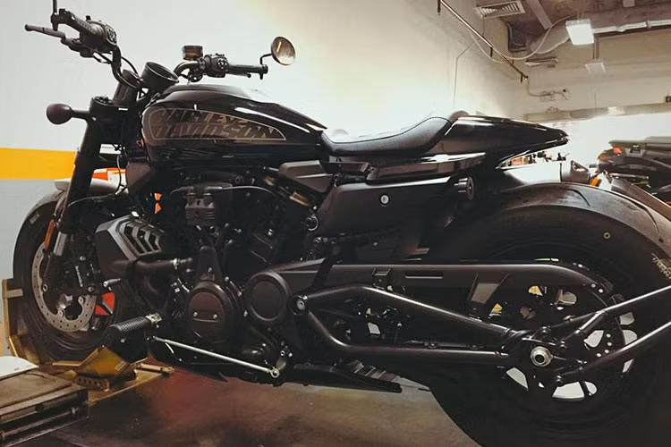 Harley-Davidson Sportster S sở hữu khối động cơ Revolution Max thừa hưởng từ Pan America 1250 ở dạng V-Twin 1.250cc, làm mát bằng chất lỏng. Khối động cơ này tạo ra mô-men xoắn cực đại lớn đạt con số 127,5 Nm tại tua máy 6.000 vòng/ phút, sức mạnh tối đa đạt 121 mã lực. Sức mạnh động cơ được truyền qua dây cu-roa đặc trưng của hãng xe Mỹ.