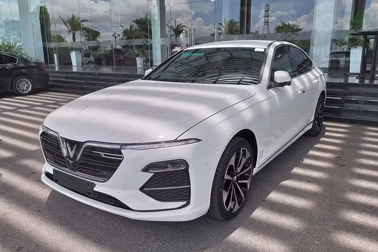 Mới đây, hãng xe ôtô VinFast đã chính thức bàn giao lô xe Lux A2.0 và Lux SA2.0 đầu tiên đến tay khách hàng. Đây là những khách hàng đầu tiên đặt cọc xe khi bộ đôi này lần đầu tiên được trưng bày trước công chúng vào tháng 11/2018. Đáng chú ý trong ngày giao xe này, chính là chiếc xe sedan hạng sang giá rẻ VinFast Lux A2.0 mới.