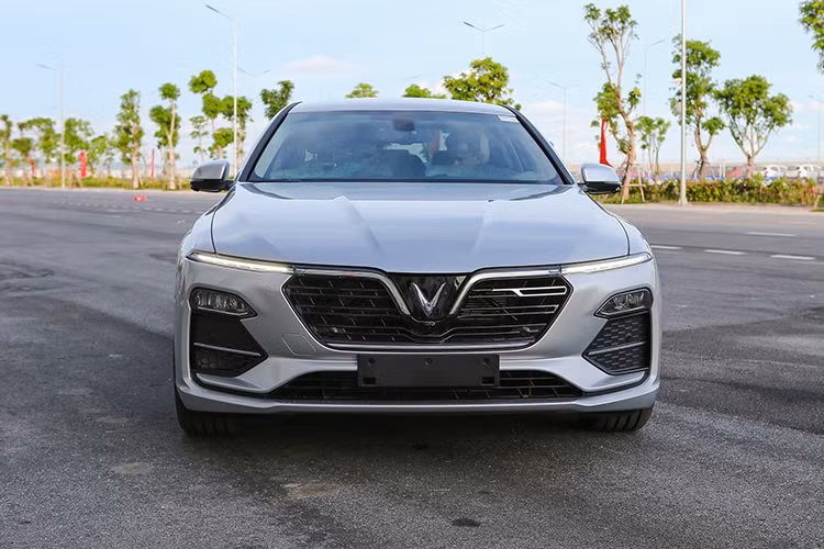 Đầu xe nổi bật với logo chữ V cách điệu ở mặt ca-lăng nối liền với hai đèn LED chạy ban ngày. Trong khi đó, đèn chiếu sáng đẩy xuống phía trên hốc gió. Đây là phong cách thiết kế đang được ưa chuộng và xuất hiện nhiều trên các mẫu xe mới ra mắt. Phiên bản thương mại Lux A2.0 sử dụng đèn LED toàn bộ ở phía trước. 
