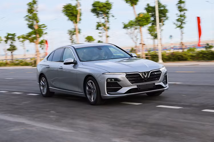 Thời điểm hiện tại, giá xe VinFast Lux A2.0 và Lux SA2.0 đang bán ra thị trường Việt Nam với mức ưu đãi lần lượt là: 990 triệu đồng và 1,414 tỷ đồng (đã bao gồm VAT). Ngay sau khi bàn giao lô 200 xe Lux A2.0 và Lux SA2.0 đầu tiên cho khách hàng, VinFast cũng sẽ trưng bày và tổ chức các chương trình lái thử, trải nghiệm xe Lux tại hệ thống đại lý ủy quyền và showroom VinFast trên toàn quốc.