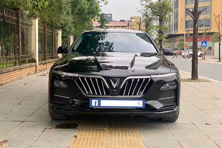 Đầu xe nổi bật với logo chữ V cách điệu ở mặt ca-lăng nối liền với hai đèn LED chạy ban ngày. Trong khi đó, đèn chiếu sáng đẩy xuống phía trên hốc gió. Chiếc xe trong bài viết này theo chủ nhân công bố đã được thay một số chi tiết như calang phong cách Maserti, đèn bi lase...