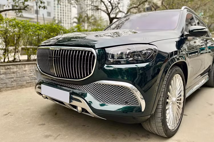 Hốc bánh xe rộng cùng khoảng sáng gầm cao, giúp xe tối ưu hóa khả năng vận hành với hệ thống treo kiểm soát thân xe chủ động điện tử E-Active Body Control. Xe được trang bị bộ la-zăng đa chấu kích thước lớn 23 inch. Bên trong là hệ thống phanh đĩa kết hợp với hệ thống treo trước dạng xương đòn kép và treo sau đa liên kết.