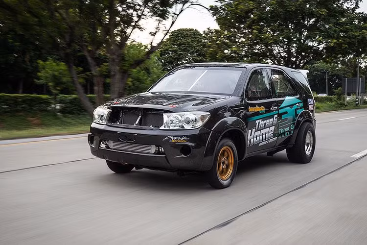 Ngoài dù Simpson ở phía sau, tay đua điều khiển chiếc Fortuner này còn phải giảm tốc thông qua phanh trước của Toyota Corolla AE86 và phanh sau từ Nissan Skyline R32 GT-R. Với mục đích đua drag, ASA cũng loại bỏ hoàn toàn hệ thống treo của Fortuner nguyên bản, thay vào đó là các giảm xóc JEGS và lò xo Dobison. Với cấu hình này, bản độ của ASA có thể chạy hết đường thẳng 400m chỉ trong 8,9 giây.