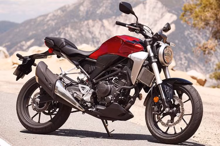 Thừa hưởng ngôn ngữ thiết kế của anh cả Honda CB1000R thế hệ mới nhất. Nhờ đó mà xe có vẻ ngoài rất bắt mắt nhờ đường nét mang thiên hướng cổ điển với đèn pha tròn, dàn áo tối giản, để lộ khung và động cơ.