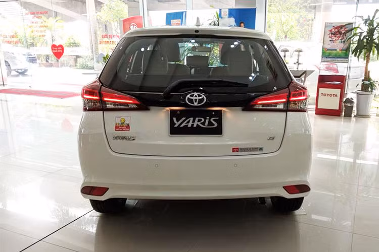 Ở phía sau của xe, cụm đèn hậu được thiết kế mới ôm trọn 2 góc đuôi xe và cửa khoang hành lý tái thiết kế. Xe cũng được trang bị bộ vành hợp kim 15 inch thiết kế dạng đa chấu, nóc dốc ở cột C và các cột màu đen. Đằng sau xe xuất hiện cụm đèn hậu mới và cửa cốp tái thiết kế.