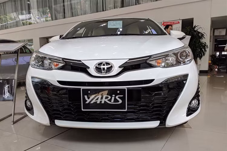 Chi tiết dễ nhận ra đây là phiên bản 2018 chính là phần đầu xe giống với người anh em Yaris Activ tại Thái Lan. Đầu xe được trang bị cụm đèn pha vuốt ngược về phía sau, lưới tản nhiệt trên tái thiết kế, lưới tản nhiệt dưới hình chữ V cỡ lớn hơn, dải đèn LED định vị ban ngày và cản chống va trước khác biệt, tích hợp hốc đèn sương mù kéo dài.