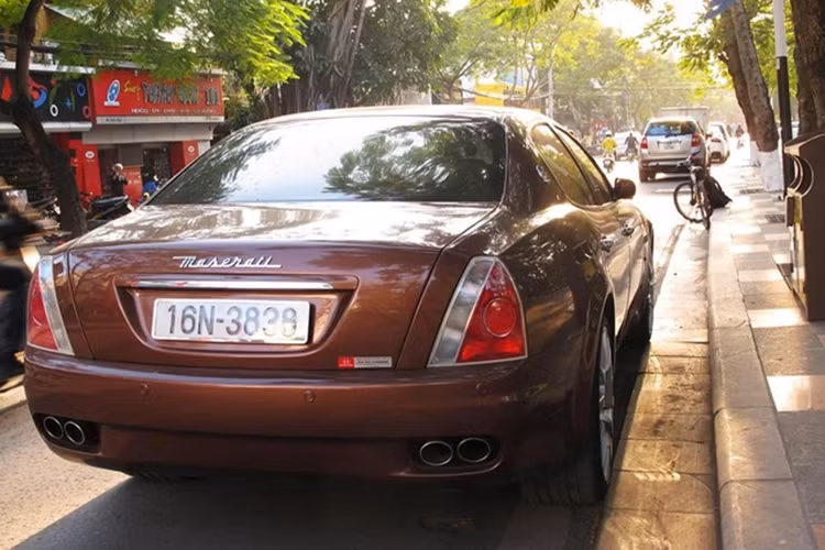 Maserati cung cấp 15 màu sơn ngoại thất, 10 màu bọc da Poltrona Frau, đường chỉ và đường khâu tương phản trên ghế cùng 3 loại chi tiết ốp gỗ. Quattroporte thế hệ thứ 5 được sản xuất từ năm 2003 đến 2012 với tổng cộng 25.256 chiếc trên toàn thế giới. Tại Việt Nam chỉ mới ghi nhận có 3 xe xuất hiện mang màu xám, nâu và xanh dương rất nổi tiếng vì là xe thanh lý của ngân hàng.