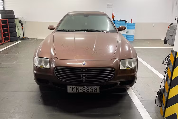 Có vẻ như thấy đội xe Maserati của mình còn khá ít thành viên, vì thế, khi hay tin 1 đại gia Hải Phòng bán xe Maserati Quattroporte thế hệ thứ 5 chỉ có 3 chiếc xuất hiện tại Việt Nam, ông đã nhanh chóng mua lại để sưu tầm. 