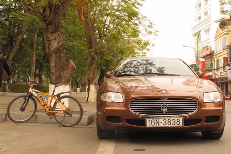 Chiếc Maserati Quattroporte hàng hiếm của ông Qua Vũ mới mua là thế hệ đầu tiên và được trang bị động cơ V8, dung tích 4,2 lít, sản sinh công suất tối đa 400 mã lực, mô-men xoắn cực đại 460 Nm. Maserati Quattroporte chỉ mất khoảng 5,6 giây để tăng tốc từ 0-100 km/h trước khi đạt tốc độ tối đa 269 km/h.