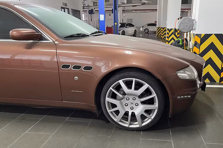 Theo tìm hiểu của chúng tôi, chiếc xe Maserati Quattroporte của Đặng Lê Nguyên Vũ mới tậu này có màu nâu và sau thời gian hàng chục năm ở trong garage xe của đại gia Hải Phòng, nó đã chính thức được vận chuyển về kho xe Trung Nguyên và sẽ không còn chiếc biển số huyền thoại 16N-3838 "biển cặp ông địa nhỏ". 
