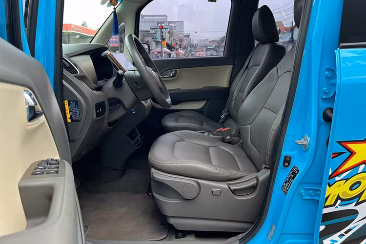 Nội thất xe được bọc da màu đen chủ đạo còn giữ được độ bền khá tốt sau hơn một thập kỷ sử dụng. Vô-lăng và ghế ngồi có dấu hiệu nhẵn bóng do tần suất sử dụng cao nhưng không xuất hiện vết nhăn hay rách lớn.