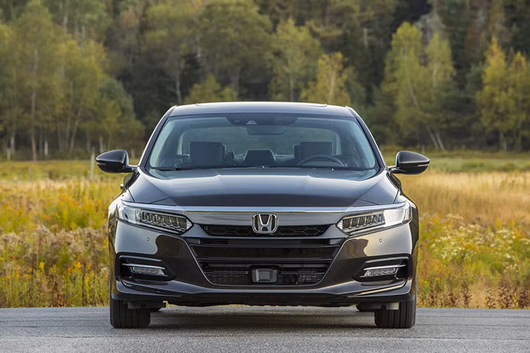 Honda Accord 2019 tại thị trường Mỹ vẫn có 3 tùy chọn động cơ. Đầu tiên là máy xăng VTEC Turbo 4 xi-lanh, tăng áp, dung tích 1,5 lít tiêu chuẩn. Động cơ này tạo ra công suất tối đa 192 mã lực và mô-men xoắn cực đại 260 Nm đồng thời kết hợp với hộp số CVT tiêu chuẩn.