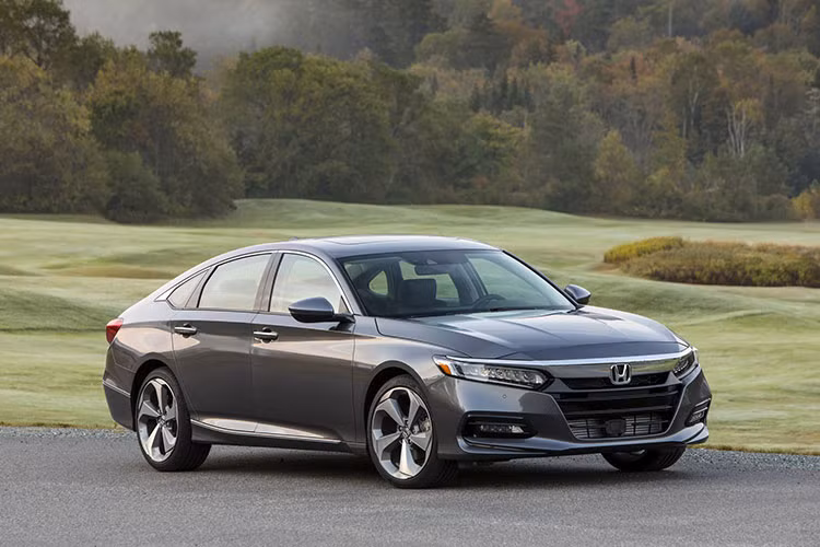 Theo kế hoạch, Honda Accord 2019 sẽ được bán ra tại thị trường Mỹ ngày từ đầu tháng 11/2018 này. Giá bán Honda Accord mới dao động từ 23.720 - 35.950 USD, chưa bao gồm chi phí vận chuyển và giao xe. So với 2 đối thủ cùng phân khúc là Toyota Camry và Nissan Altima, Honda Accord 2019 có giá khởi điểm thấp hơn một chút, nhằm tạo lợi thế cạnh tranh.