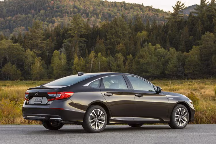 Bước sang phiên bản 2019, Honda Accord tại thị trường Mỹ có tổng cộng 13 bản trang bị khác nhau. So với phiên bản cũ, Honda Accord 2019 không khác biệt về thiết kế nội - ngoại thất. Thay vào đó, hãng Honda chỉ thay đổi trang bị dành cho mẫu sedan cỡ trung này.
