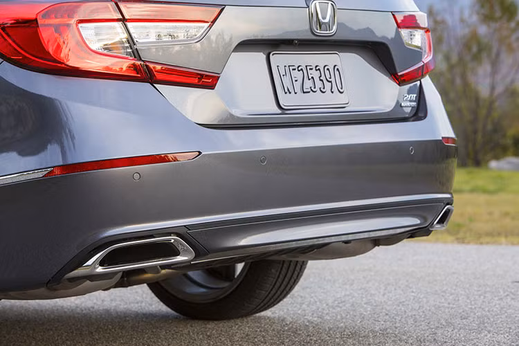 Cuối cùng là hệ thống động cơ hybrid, bao gồm máy xăng i-VTEC 4 xi-lanh, dung tích 2.0 lít và mô-tơ điện, tạo ra công suất tổng cộng 212 mã lực. Hệ thống động cơ hybrid này giúp Honda Accord 2019 chỉ tiêu thụ lượng xăng trung bình 4,9 lít/100 km - khá tiết kiệm so với các đối thủ cùng phân khúc.