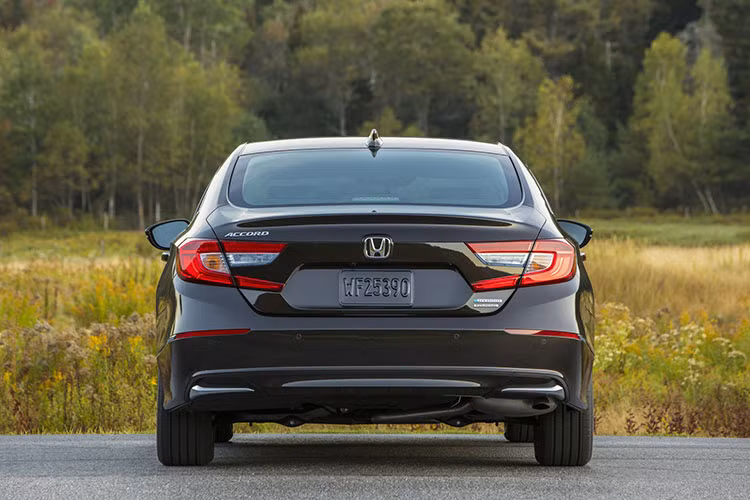 Riêng bản Touring cao cấp nhất của Honda Accord 2019 sẽ có hệ thống viễn tin HondaLink, cho phép người lái khóa cửa và mở cửa từ xa bằng điện thoại thông minh sử dụng hệ điều hành Android hoặc iOS. Ứng dụng trên điện thoại này còn giúp người lái cập nhật những thông tin như lượng xăng tiêu thụ, xăng còn trong bình và thời gian thay dầu.