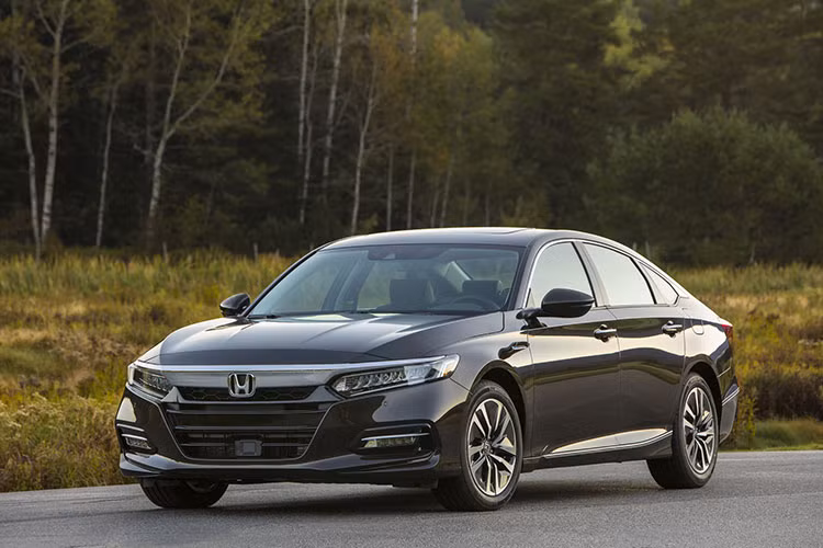 Mẫu sedan cỡ trung Honda Accord thế hệ mới đã lần đầu tiên trình làng vào hồi tháng 7/2017. Sau hơn 1 năm, hãng Honda đã quyết định bổ sung phiên bản nâng cấp nhẹ cho dòng xe này, nhất là khi đối thủ của Toyota Camry mới và Nissan Altima 2019 được tung ra thị trường Mỹ.