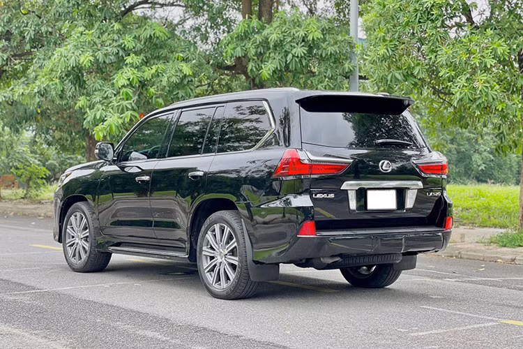 Hai bên thân xe, ô cửa kính sau của chiếc SUV hạng sang Lexus LX570 2017 phiên bản nâng cấp này có hình dáng khác so với phiên bản tiền nhiệm trước đó, đi cùng với mâm 10 cánh hai màu bắt mắt hơn.