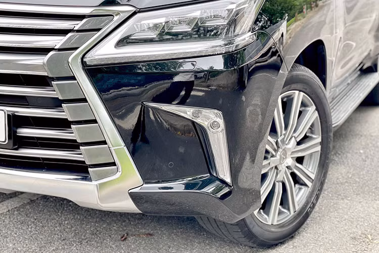 Trong khi đó, đuôi xe có cản sau mở rộng và những đường dập nổi xuyên suốt từ logo Lexus tới cụm đèn hậu LED hình chữ L mạ chrome .