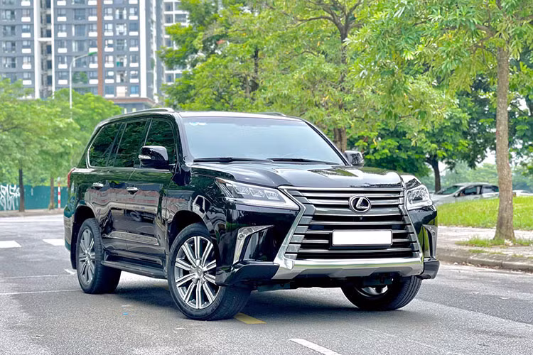 Mức giá xe Lexus LX570 đời 2017 khi ra mắt chính hãng tại Việt Nam được bán ra ở mức 7,81 tỷ đồng. Chiếc xe trong bài viết này thuộc đời 2017 và hiện đang được chủ nhân chào bán tới hơn 5,2 tỷ đồng trên sàn xe cũ, sau khoảng 6 năm sử dụng với odo khoảng hơn 8 vạn km.