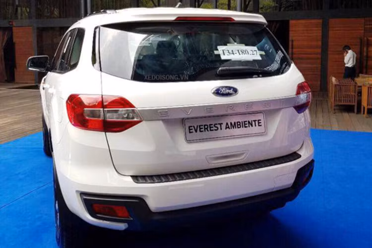 Về động cơ, Ford Everest 4×4 MT sẽ trang bị động cơ diesel 2.2L I4 DOHC đạt công suất cực đại 160 mã lực tại 3.200 vòng/phút và mô-men xoắn 385Nm tại 1.600 – 2.500 vòng/phút, kết hợp cùng hộp số sàn 6 cấp.