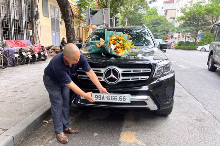 Anh Đ cho biết, rất đam mê biển số đẹp nhưng chưa có duyên sở hữu, vì thế, khi cơ quan chức năng cho phép người dân có thể đấu giá biển số, anh đã nhanh chóng đăng ký và chấm biển 99A-666.66. Ngay sau khi nhận biển số đẹp, anh Đ đã đăng ký cho chiếc Mercedes-Benz GLS 400 đời 2018 của mình, sau này, khi mua xe đắt tiền hơn thì sẽ tính tiếp.