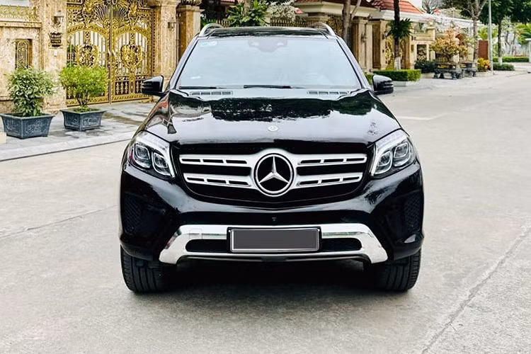 Tuy to lớn và có trọng lượng không hề nhỏ nhưng Mercedes-Benz GLS400 chỉ mất 6,6 giây để tăng tốc từ 0-100 km/h nhờ vào hệ dẫn động 4MATIC nổi tiếng. Tại thị trường Việt Nam, Mercedes-Benz GLS400 sẽ cạnh tranh với đối thủ cùng phân khucs là Lexus LX570.