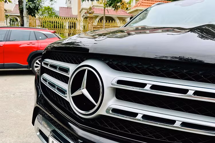 Về chiếc Mercedes-Benz GLS400 4MATIC 2018 biển khủng này, khi ra mắt tại Việt Nam nó có mức giá bán chính hãng là 4,279 tỷ đồng. Về ngoại hình, xe số chi tiết được làm mới so với GL cũ như cụm đèn pha LED đặc trưng đi cùng lưới tản nhiệt thanh đôi mang phong cách mới. Cản trước và hai hốc hút gió chứa đèn sương mù cũng được thiết kế lại.