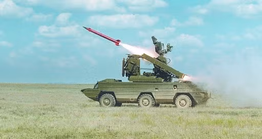 Ở cạnh radar cảnh giới có 2 radar điều khiển hỏa lực, vì vậy tổ hợp có thể dẫn bắn cho 2 tên lửa cùng lúc, hơn nữa 2 tên lửa này lại được dẫn trên 2 tần số khác nhau nhằm gây khó khăn cho việc chế áp của đối phương. Osa còn có thể nhận sự hỗ trợ từ hệ thống radar cảnh giới cấp trung đoàn như P-40 Long Track, P-15 Flat Face hay PRV-16 Thin Skin... Thời gian phản ứng từ khi phát hiện mục tiêu cho đến lúc tên lửa được phóng lên là 26 giây.