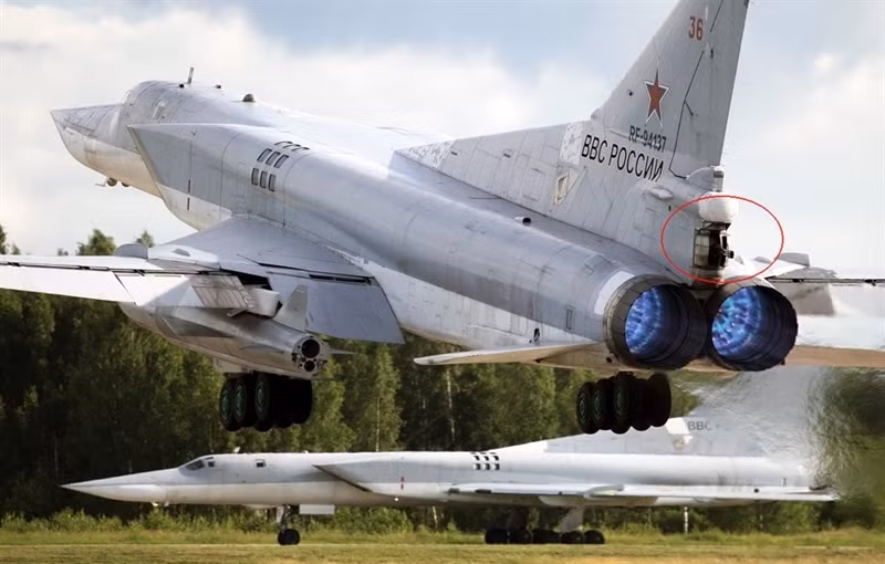 GSh-23 đã được thông qua và đưa vào phục vụ năm 1965 thay cho pháo thế hệ cũ NR-23. Vũ khí này sử dụng cơ chế nạp đạn bằng độ giật truyền động chéo giữa hai nòng súng. Mỗi nòng súng có hệ thống hấp thụ lực giật riêng của mình và chuyển động của hai nòng được đồng bộ hóa bằng một bánh răng và đòn bẩy.