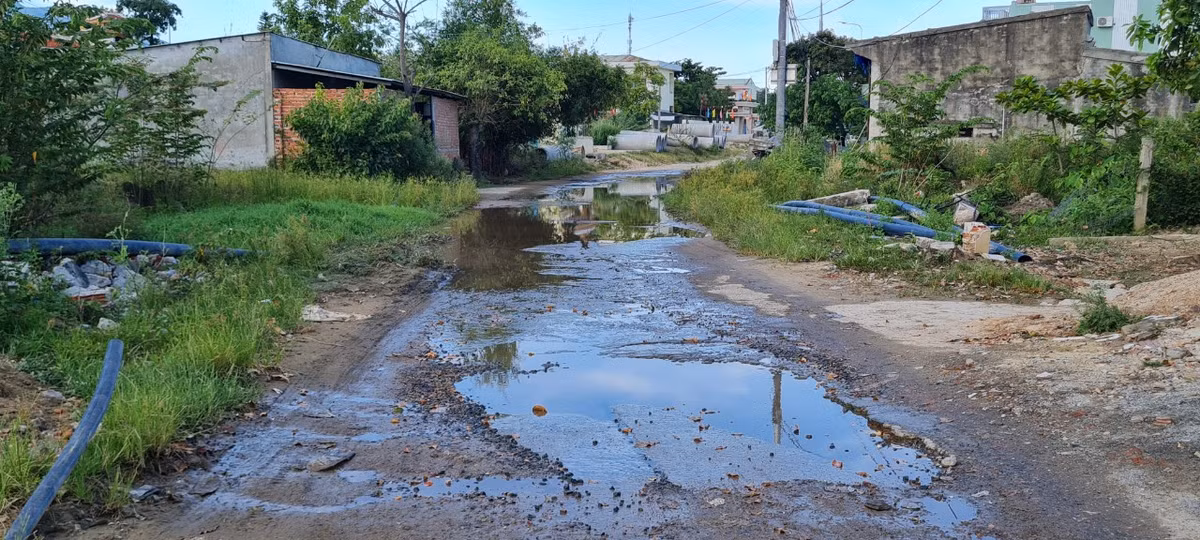 Sau 3 năm thi công, dự án trọng điểm của thành phố Đà Nẵng với tổng vốn đầu tư hơn 700 tỷ đồng chưa hẹn ngày hoàn thành. Hiện nay, thời tiết không mưa, nhưng nước vẫn tràn ra giữa đường làm cho người dân lưu thông qua đoạn này rất khó khăn, nguy cơ gây tai nạn giao thông.