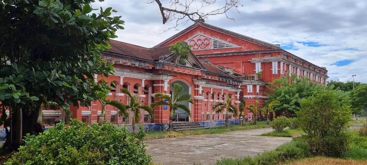 Tháng 3/1990, Trường Quốc học Huế được công nhận Di tích lịch sử văn hóa cấp quốc gia. Đến năm 2021, Trường được xếp hạng Di tích Quốc gia đặc biệt.