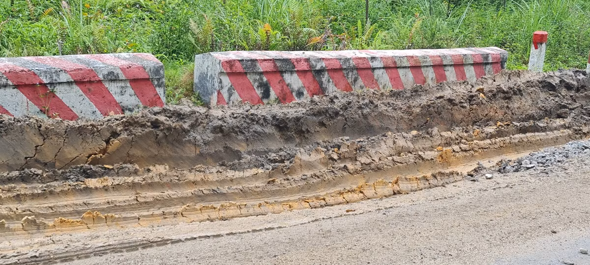 Hiện mùa mưa bão ở miền Trung còn chưa bắt đầu, nhưng tuyến đường 14D đã "nát như tương".